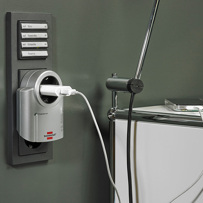 Brennenstuhl Primera-Line Überspannungsschutzadapter