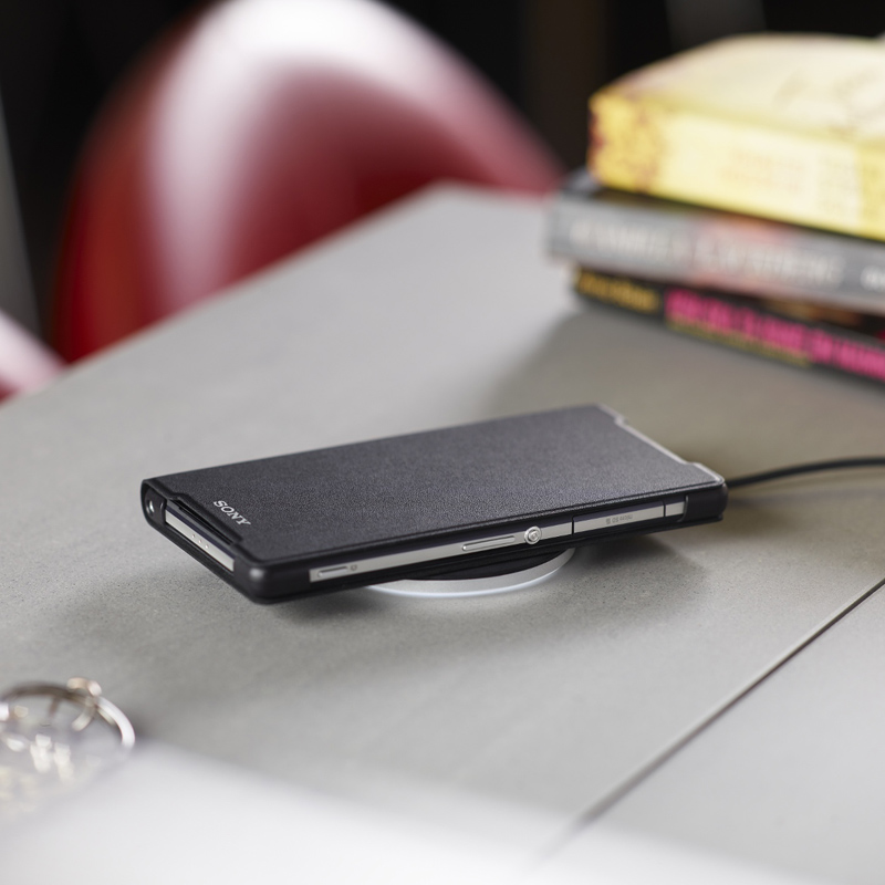 Sony WCR14 induktives Ladeset mit Schutzhülle für Sony Xperia Z3 weiß