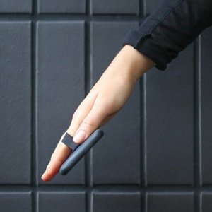 Happy Strappy Smartphone Fingerhalter schwarz