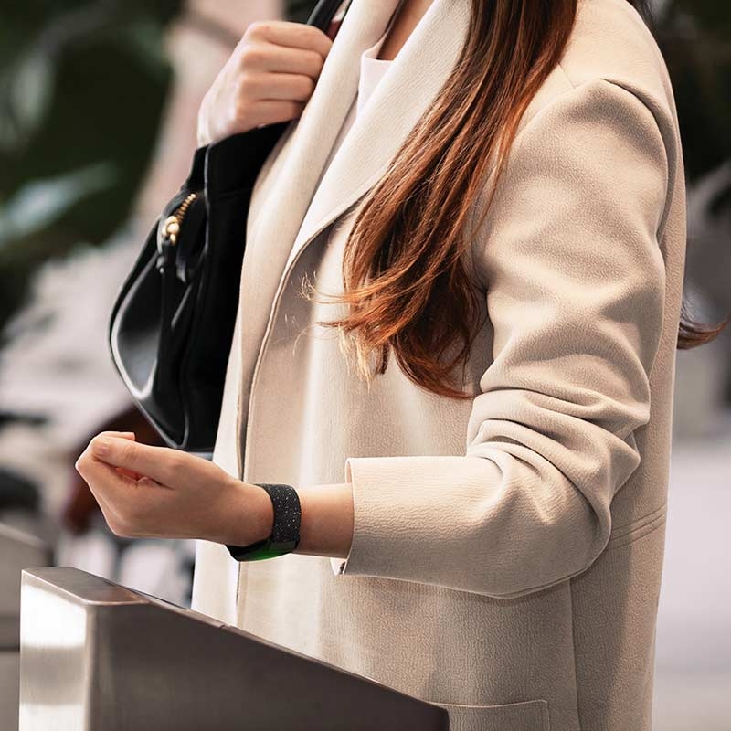 Fitbit Charge 4 NFC SE Reflektions-Gewebearmband Black/Granite